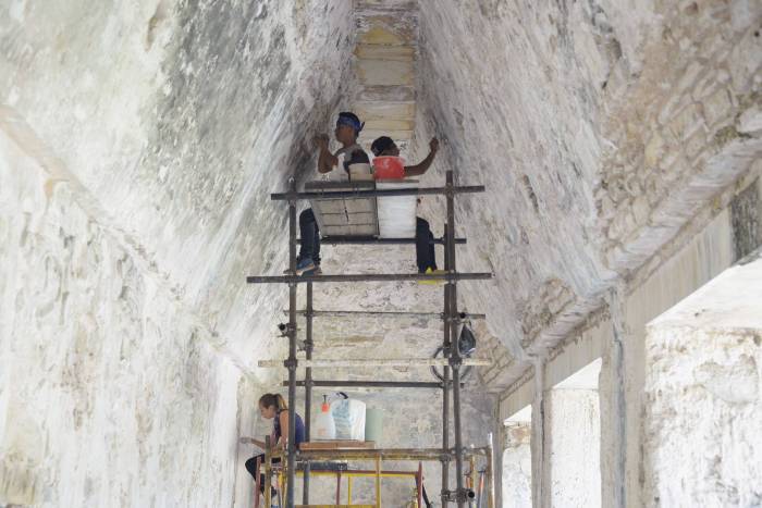 restorers-at-work-in-palenque-palace